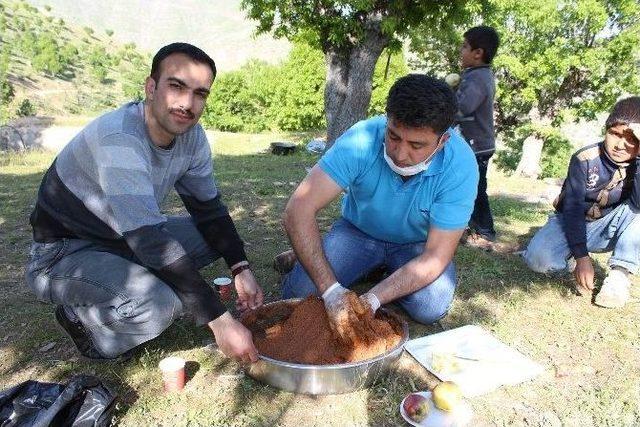 Bir Zamanlar Silahların Susmadığı Şartakke Bölgesinde Pikniğe Çıktılar