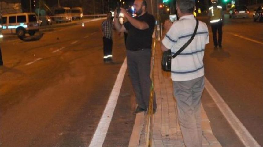 Kırmızı Işıkta Ge&ccedil;ti: 1 &Ouml;l&uuml;, 4 Yaralı