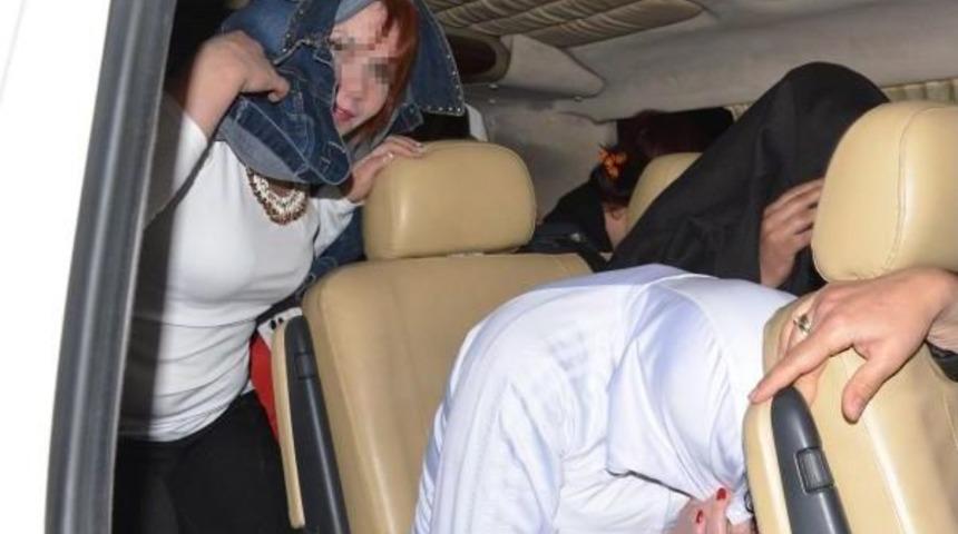 Konya'da Tarlada Vip Minib&uuml;ste Fuhuşa 8 G&ouml;zaltı