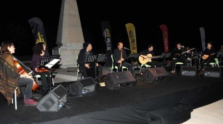 Liseliler, &Ccedil;anakkale'de Şehit D&uuml;şen &Ouml;ğrencileri Andı