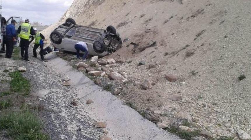 G&uuml;r&uuml;n&rsquo;de Trafik Kazası: 3 Yaralı