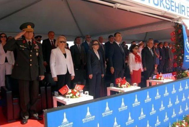 İzmir'de 19 Mayıs Gençlik Ve Spor Bayramı Coşkuyla Kutladı