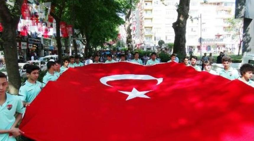 İzmit'te 19 Mayıs Y&uuml;r&uuml;y&uuml;ş&uuml;