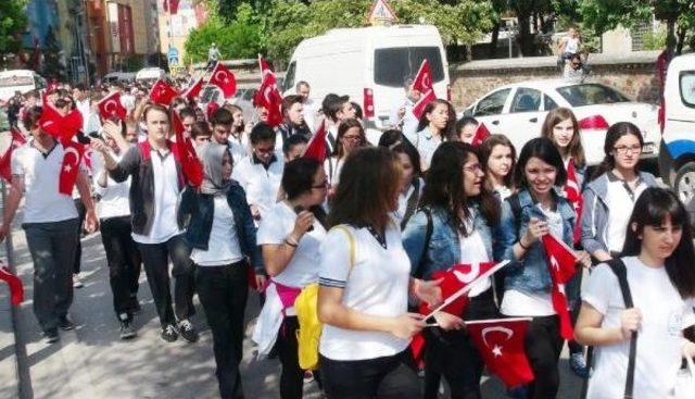 İzmit'te 19 Mayıs Yürüyüşü
