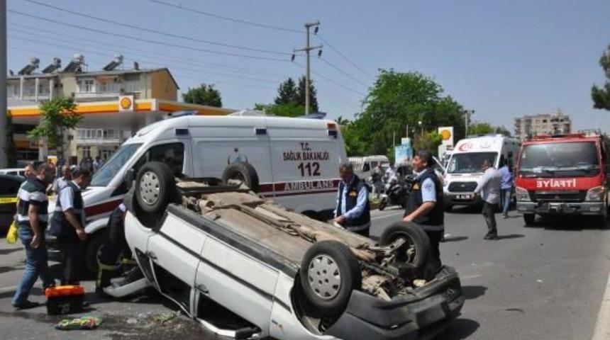 Adıyaman&rsquo;Da Otomobil Ağaca &Ccedil;arptı: 4 Yaralı