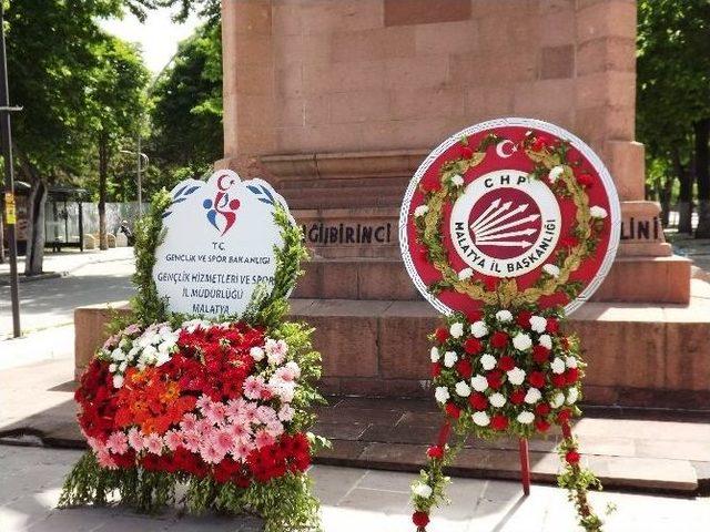 Chp’den Atatürk Anıtı’na Çelenk Sunumu 1