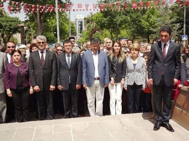 Chp’den Atatürk Anıtı’na Çelenk Sunumu 2