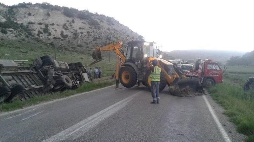 Eskişehir&rsquo;de Tır Devrildi: 1 &Ouml;l&uuml;