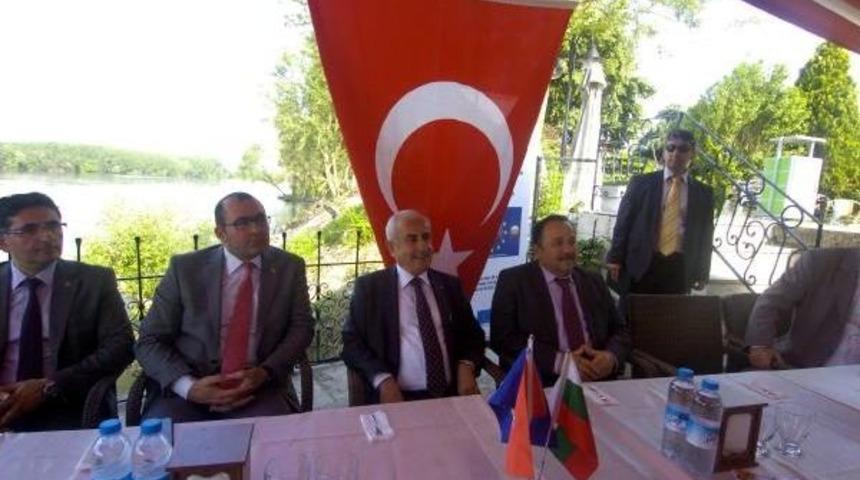 Kadınlardan Valiyi G&uuml;ld&uuml;ren Istek