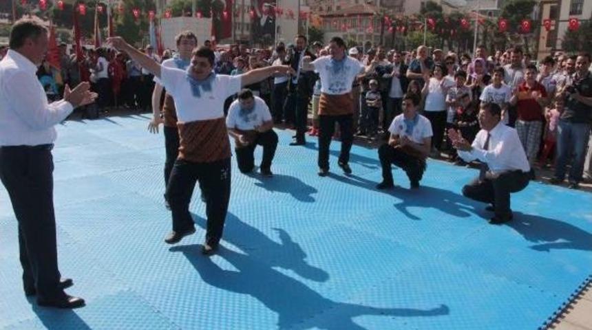 Otizmli Gen&ccedil;ler Protokol Ile Kolbastı Oynadı