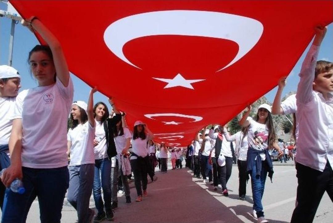 60 Metre Uzunluğundaki T&uuml;rk Bayrağı İle Y&uuml;r&uuml;d&uuml;ler