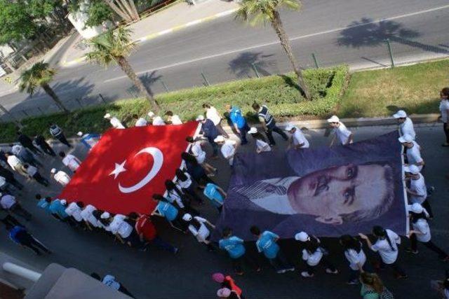 Balıkesir'de Yürüyüşlü Kutlama