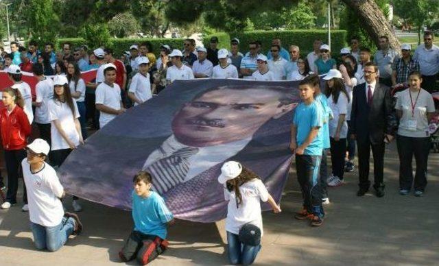 Balıkesir'de Yürüyüşlü Kutlama