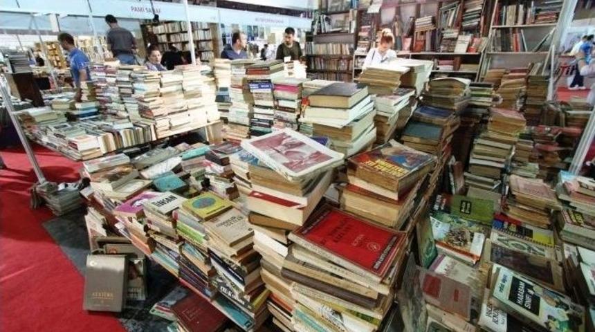 Yarım Milyon Kitap Bu Fuarda