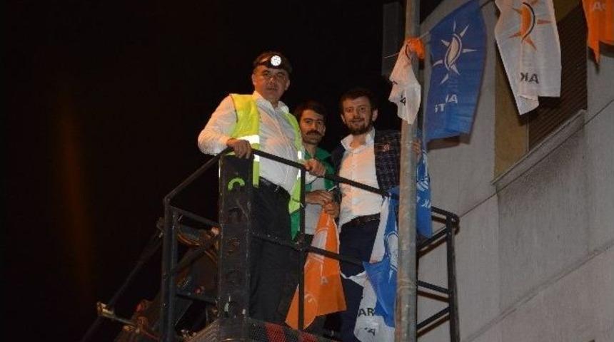 Ak Parti İzmir İl Başkanı Delican Vin&ccedil; &Uuml;zerine &Ccedil;ıkıp Bayrak Astı