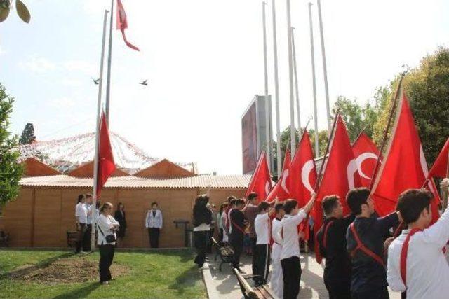 Sergi Yüzünden Özgürlük Meydanı Kapatılınca Atatürk Anıtına Çelenk Konulamadı