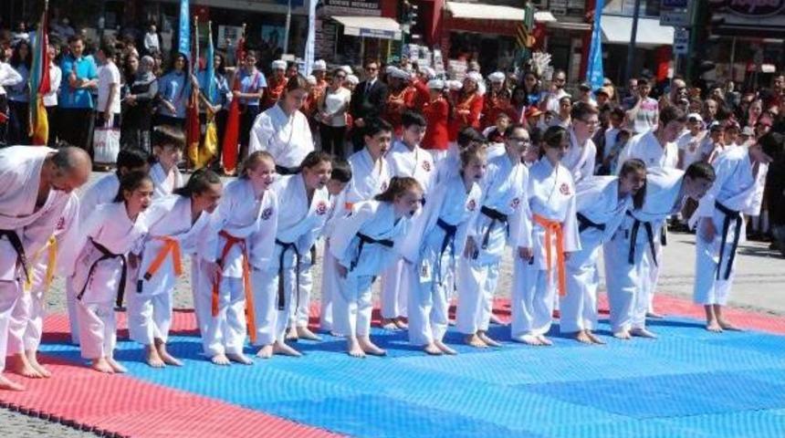 Uşak'ta 19 Mayıs'a Iki Kutlama