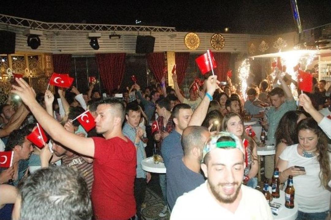 T&uuml;rk Bayrağı İle Eğlendiler