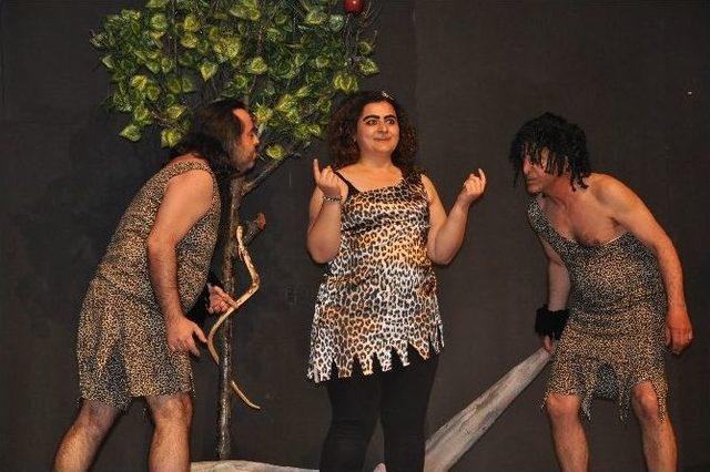 Mardin&rsquo;de &lsquo;m&uuml;hendisin Penceresinden Aşk&rsquo; Adlı Tiyatro Oyunu Sahnelendi 1