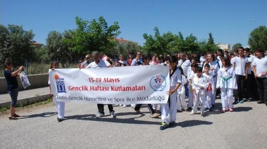 Didim&rsquo;de Gen&ccedil;lik 19 Mayıs İ&ccedil;in Y&uuml;r&uuml;d&uuml;; Esnaf Odası Konvoy D&uuml;zenledi