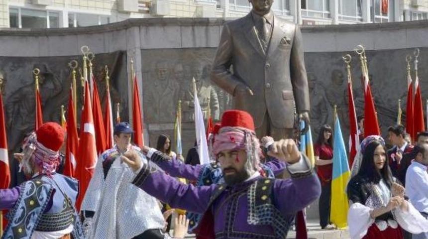 Ata’Nın Huzurunda 19 Mayıs’A Özel Zeybek Pozu