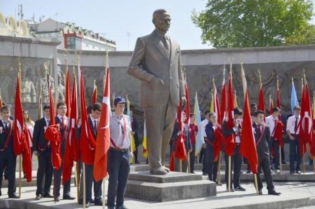 Ata’Nın Huzurunda 19 Mayıs’A Özel Zeybek Pozu