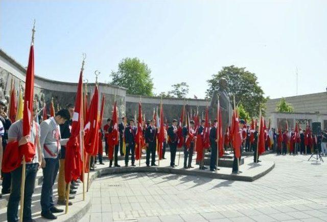 Ata’Nın Huzurunda 19 Mayıs’A Özel Zeybek Pozu