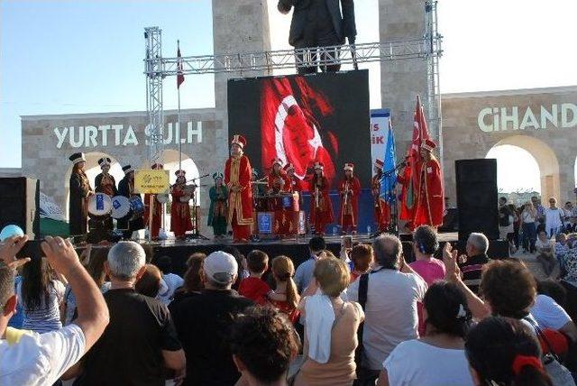 Didim Gençlik Festivalinde Bayan Mehteranlar Beğeni Topladı