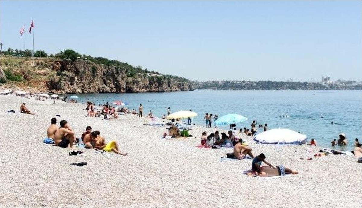 Konyaaltı Sahili&rsquo;ne 19 Mayıs Akını