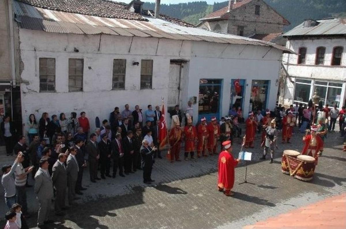 K&uuml;re&rsquo;de 19 Mayıs T&ouml;renlerinde &Ouml;ğrenci Bayıldı