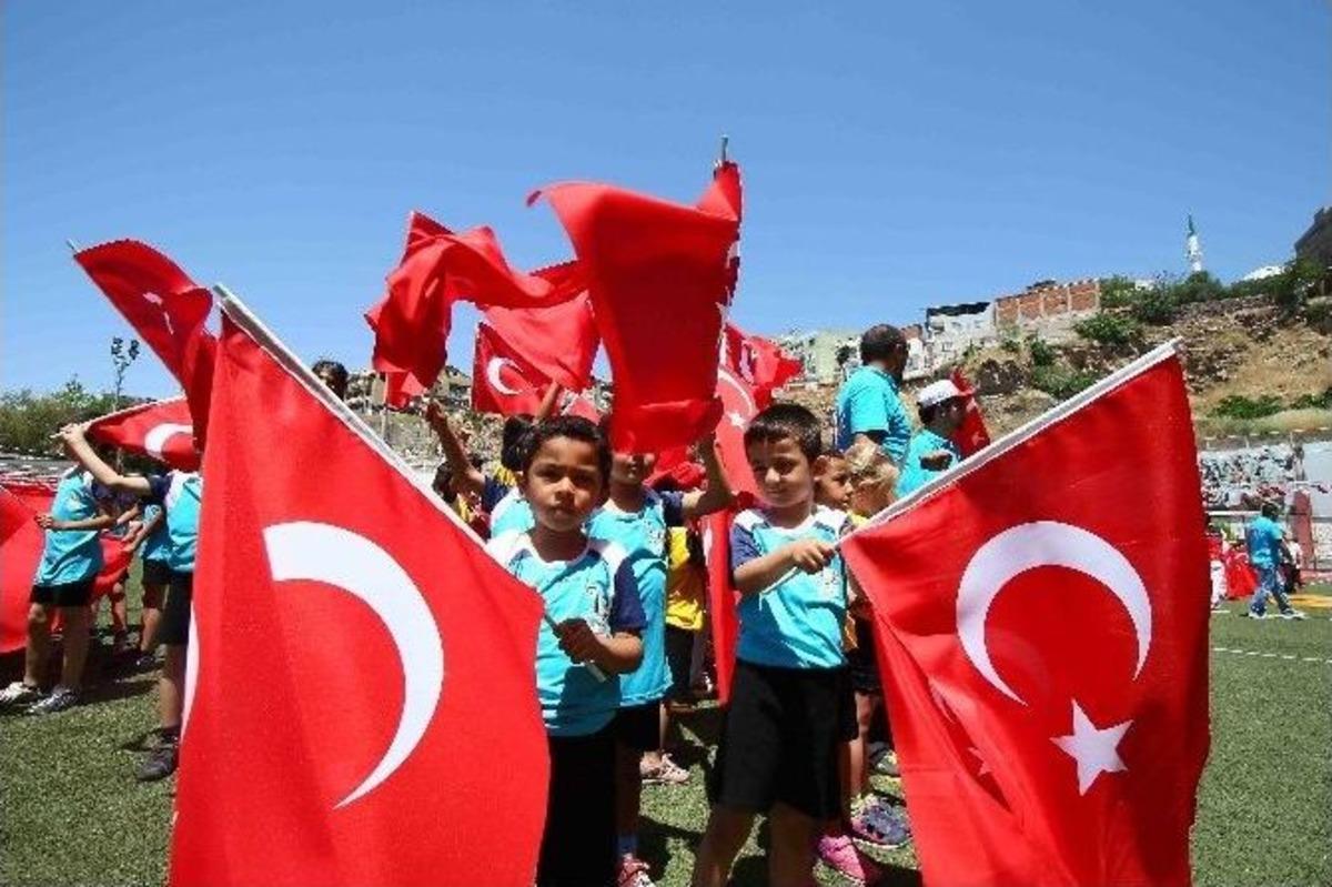 İzmir&rsquo;de Onlarca Gen&ccedil; Bir Ağızdan Gen&ccedil;liğe Hitabeyi Okudu