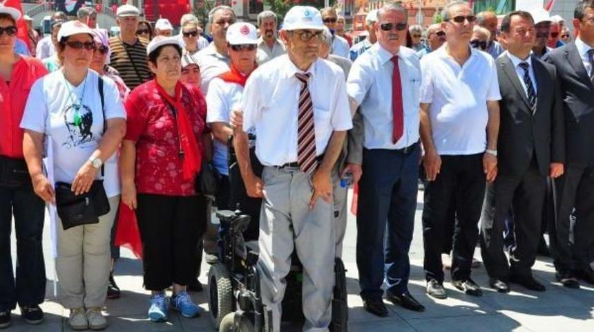 İstiklal Marşı'nı Destek Alarak Ayakta Okudu