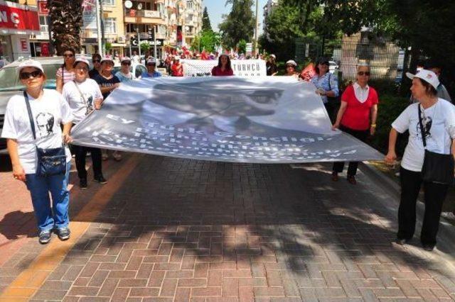 İstiklal Marşı'nı Destek Alarak Ayakta Okudu