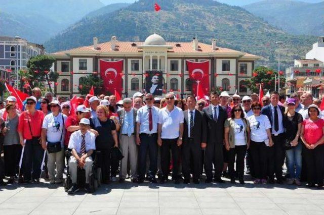 İstiklal Marşı'nı Destek Alarak Ayakta Okudu