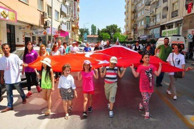 İstiklal Marşı'nı Destek Alarak Ayakta Okudu