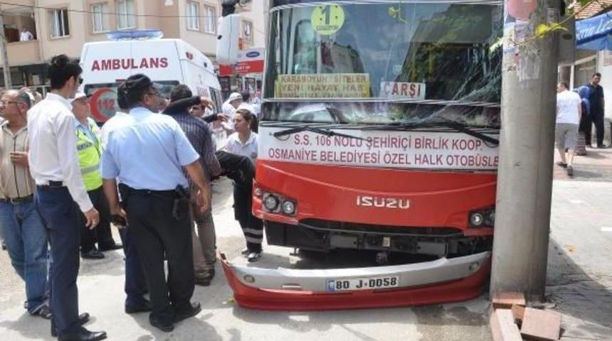 Osmaniye'de Halk Otob&uuml;s&uuml; Otomobile &Ccedil;arptı: 6 Yaralı