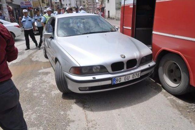 Osmaniye de Halk Otob&uuml;s&uuml; Otomobile &Ccedil;arptı: 6 Yaralı 1