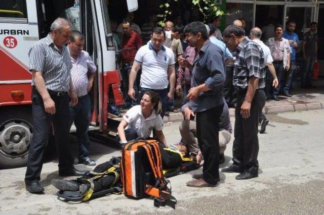 Osmaniye de Halk Otob&uuml;s&uuml; Otomobile &Ccedil;arptı: 6 Yaralı 3