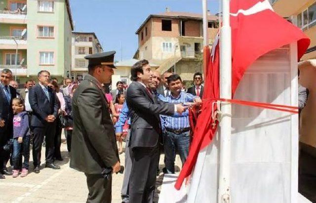 Belediye Başkanı, 19 Mayıs T&ouml;renine Spor Kıyafetle Katıldı 2