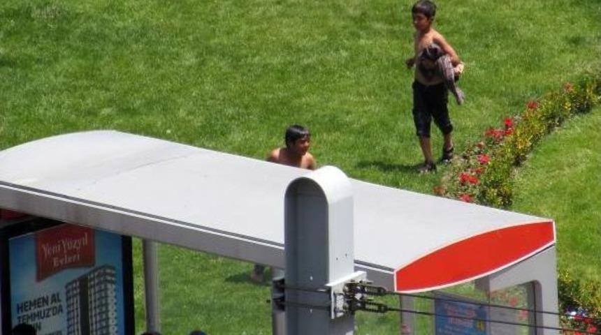 S&uuml;s Havuzuna Giren &Ccedil;ocuklar Polisi G&ouml;r&uuml;nce Ka&ccedil;tı