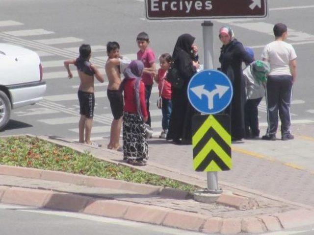 S&uuml;s Havuzuna Giren &Ccedil;ocuklar Polisi G&ouml;r&uuml;nce Ka&ccedil;tı 1