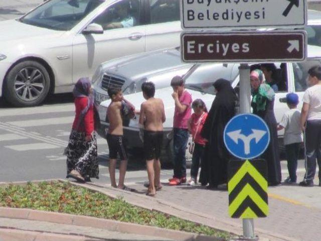 S&uuml;s Havuzuna Giren &Ccedil;ocuklar Polisi G&ouml;r&uuml;nce Ka&ccedil;tı 2