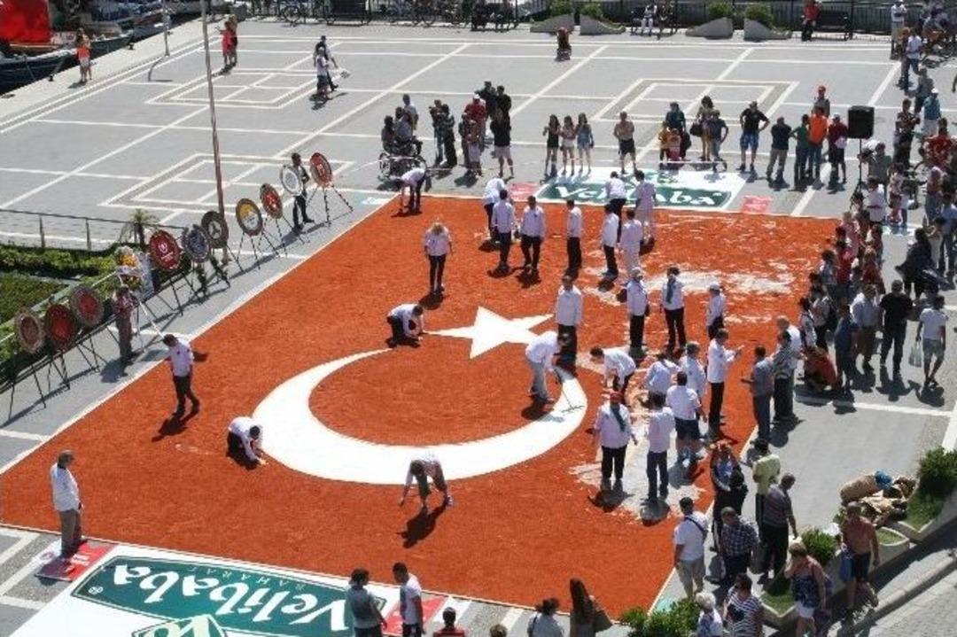 D&uuml;nyanın Baharattan Yapılan En B&uuml;y&uuml;k T&uuml;rk Bayrağı