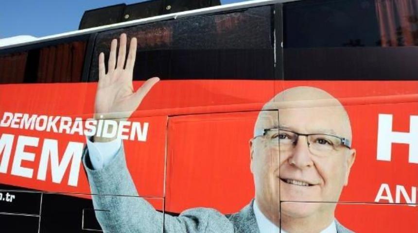 Subaşı'nın Se&ccedil;im Otob&uuml;s&uuml;ne Taşlı Saldırı