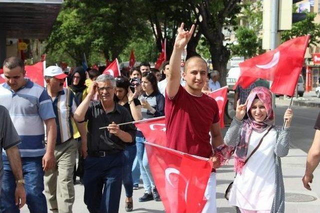 Kırşehir’de Bayrağa Saygı Yürüyüşleri