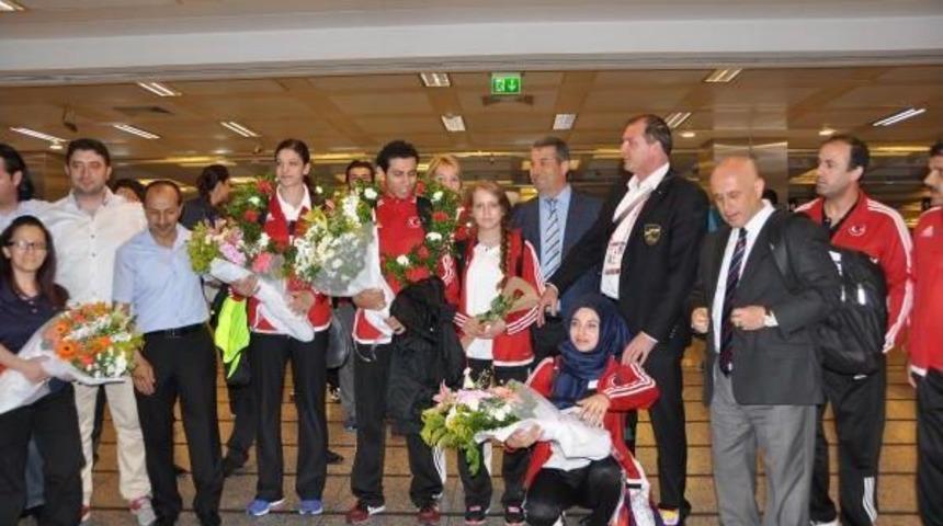 4 Madalyalı Tekvando Milli Takımı Yurda D&ouml;nd&uuml;