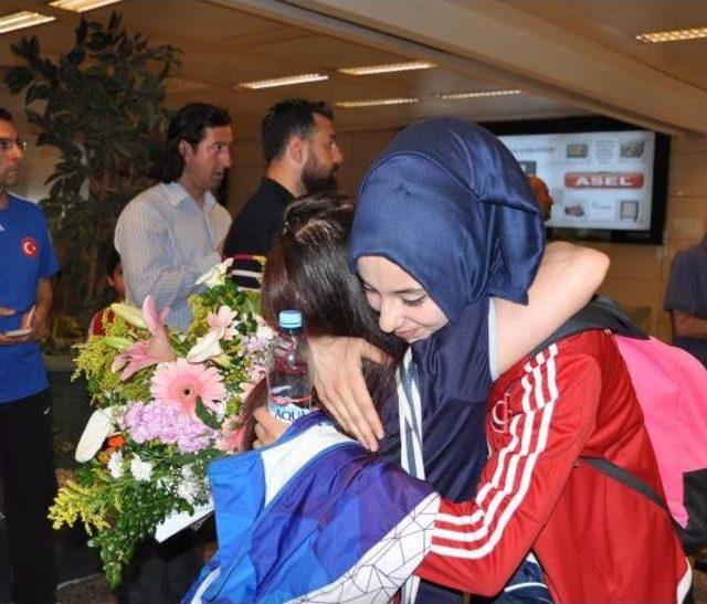 4 Madalyalı Tekvando Milli Takımı Yurda D&ouml;nd&uuml; 3