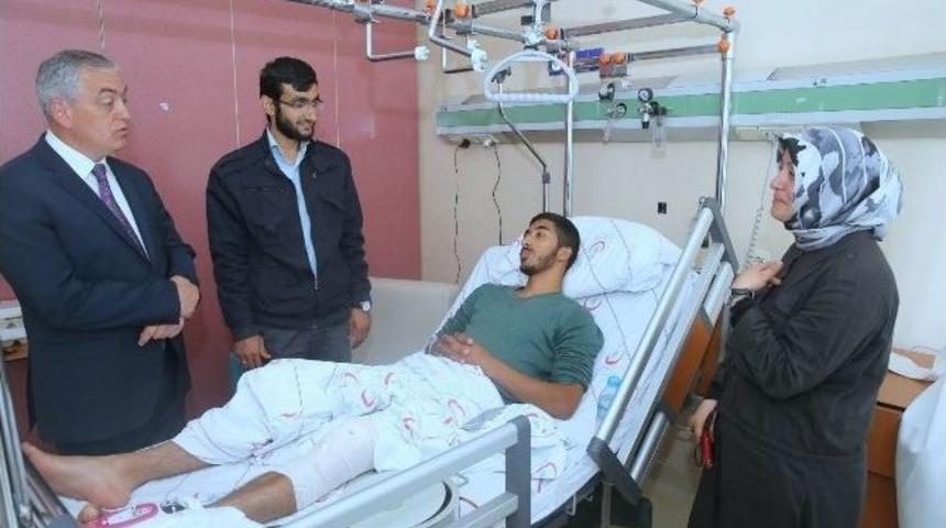 Başkan Aydın, Filistinli Genci Hastanede Ziyaret Etti