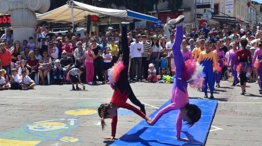 Fo&ccedil;a&rsquo;da Alanlara Sığmayan 19 Mayıs Coşkusu