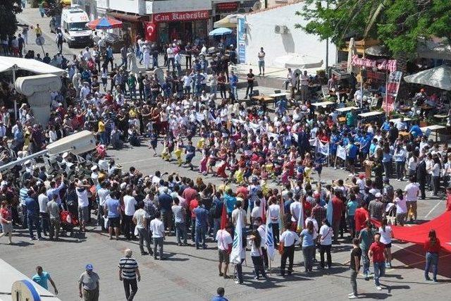 Foça’da Alanlara Sığmayan 19 Mayıs Coşkusu